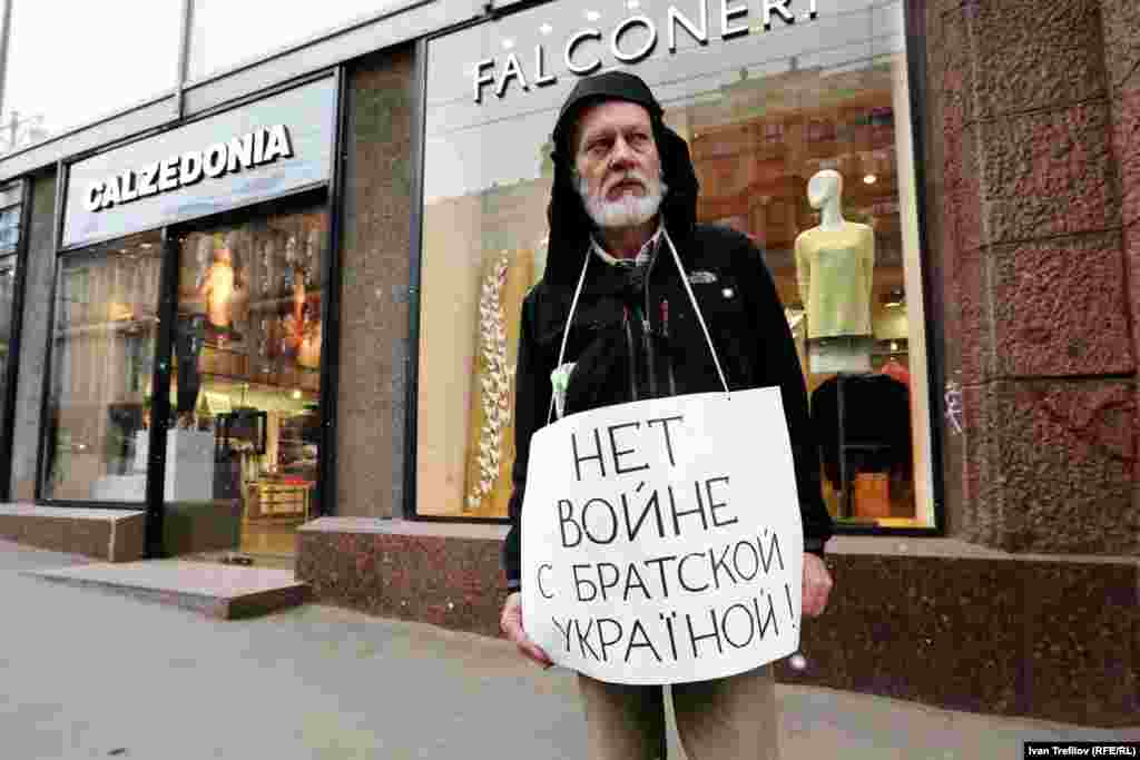 Наразылық пикетінде &quot;Бауырлас Украинамен соғысқа жол жоқ!&quot; деген жазу ұстап тұрған адам. Мәскеу, 19 сәуір 2015 жыл.