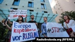 Учасники пікету на знак протесту проти рішення Парламентської асамблеї Ради Європи про повернення представників Росії у ПАРЄ. Київ, 25 червня 2019 року