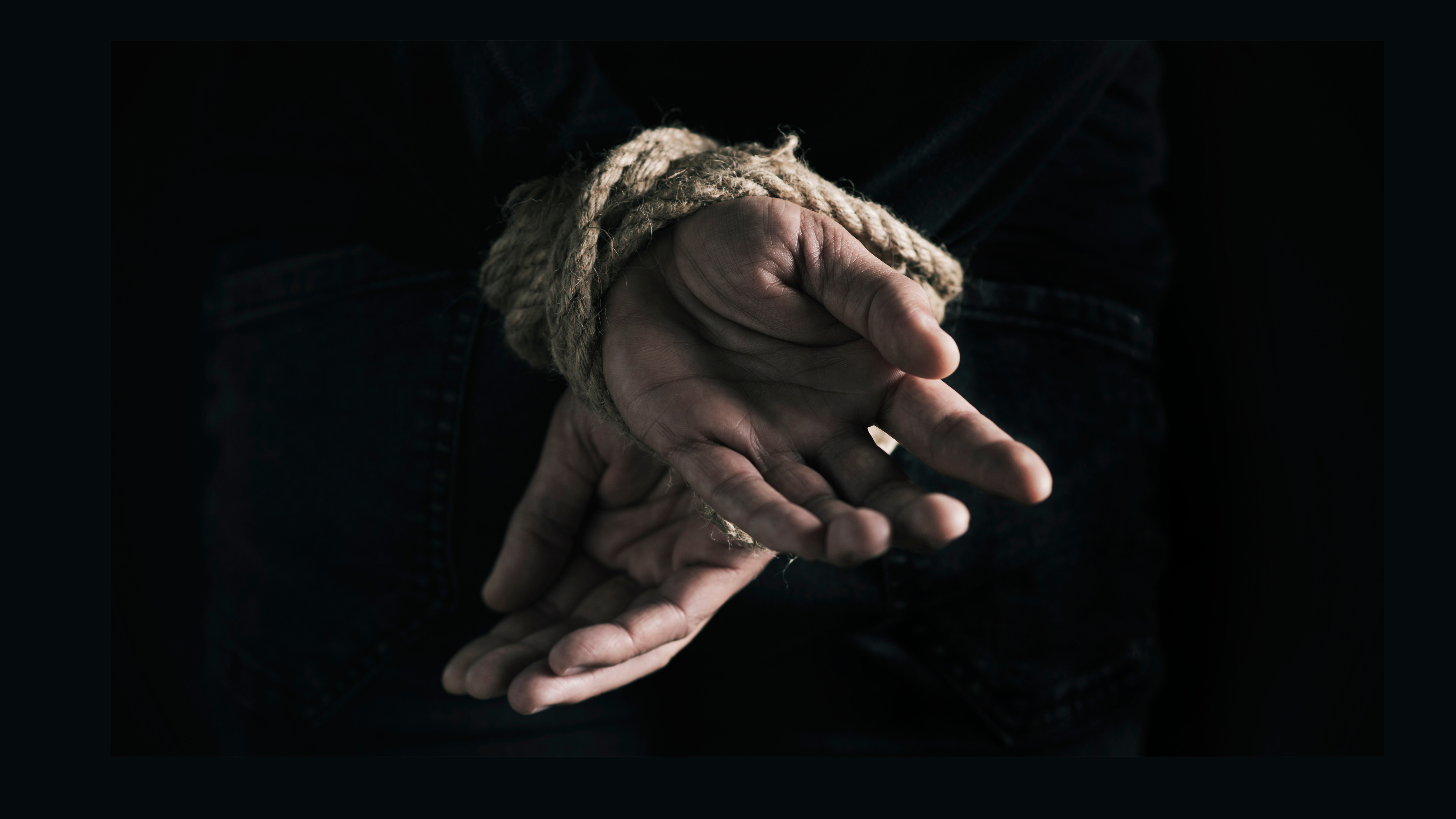 Похищение людей в рф. Мужчина со связанными руками. Руки связаны. Связанные запястья. Мужские руки связаны.