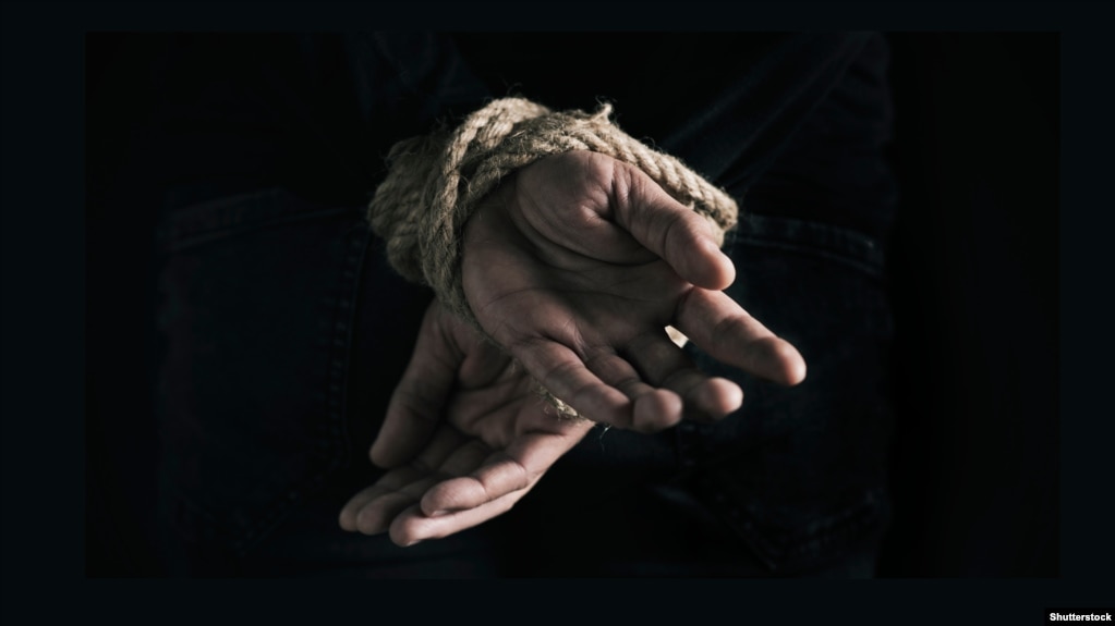Человек со связанными руками. Иллюстративное фото