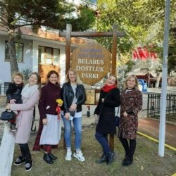 Каля ўваходу ў Беларускі парк у Стамбуле, 2020
