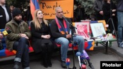 Րաֆֆի Հովհաննիսյանը ասուլիս է տալիս Ազատության հրապարակում, 13-ը մարտի, 2013թ.