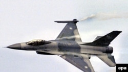 An F-16 fighter (file photo)