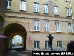 Григорий Лукашов показывает на отремонтированные помещения на первом этаже здания