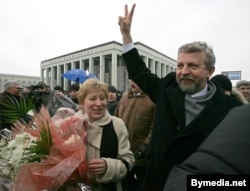 Аляксандар Мілінкевіч і Іна Кулей у дзень рэгістрацыі кандыдатам у прэзыдэнты. 17 лютага 2006 году