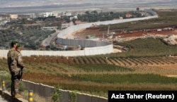 سربازان لبنانی در نزدیکی دهکده شیعه‌نشین «کفر کلا» در مرز با اسرائیل.