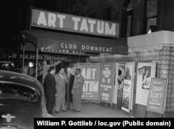 Арт Тэйтум (справа) и Фил Мур (слева) в клубе Downbeat в Нью-Йорке