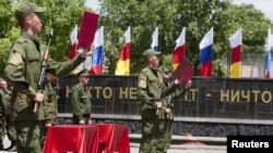 Оңтүстік Осетия әскерилері Цхинвалидегі әскери парад кезінде (Көрнекі сурет).
