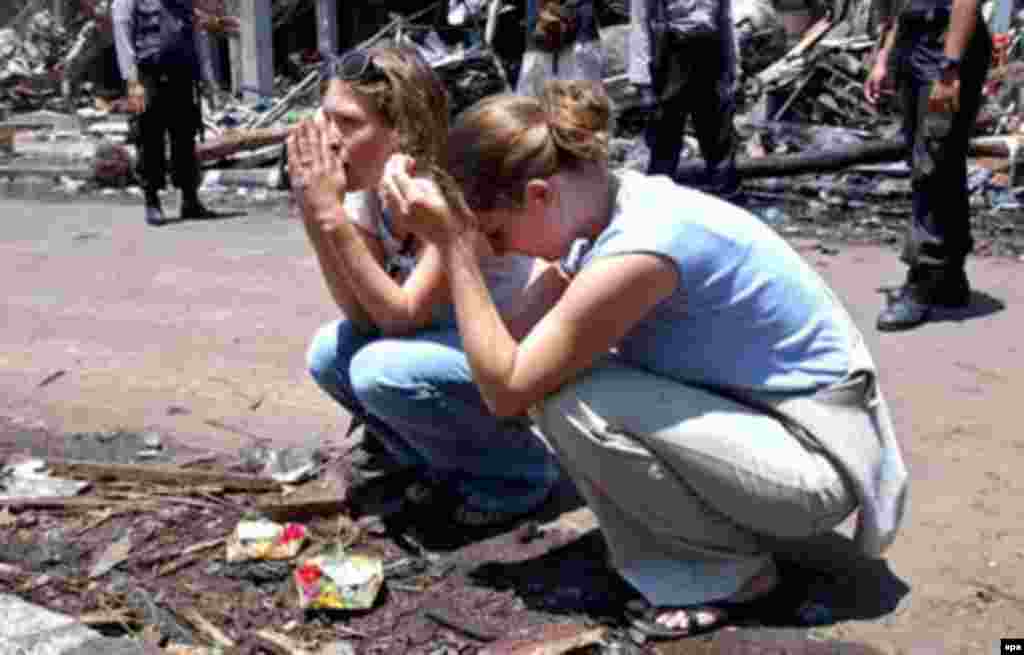 Dy turistë kanadezë në Denpasar, Bali, 13 tetor 2002 (epa) - Terroristë të ndërlidhur me rrjetin Al-Kaida kanë shpërthyer një bombë massive të vendosur në një makinë, në një rajon turistik, në ishullin e Indonezisë, Bali, më 12 tetor 2002. Gjithsejt 202 njerëz humbën jetën, kryesisht australianë, në këtë sulm.
