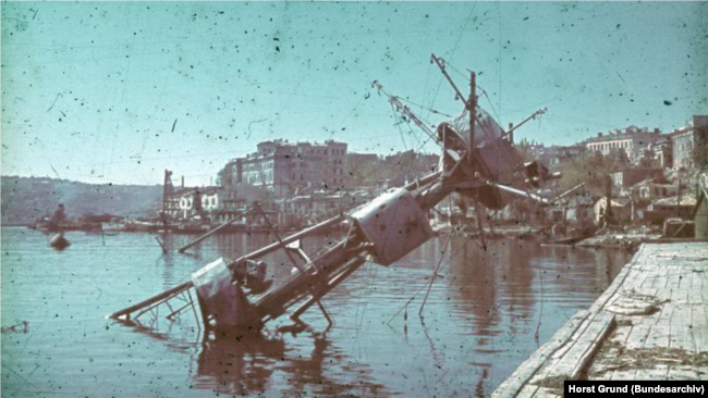 Фок-мачта крейсера «Червона Украина» в Севастополе, июль 1942 года