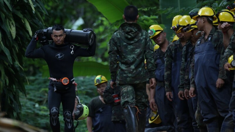 Таиландта үңгірде қалған балаларды құтқаруға барған адам мерт болды
