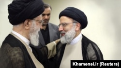 Аятолла Хаменеи и кандидат на президентских выборах, председатель Верховного суда Эбрахим Раиси