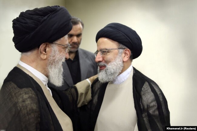 Lideri suprem i Iranit, Ajatollah Ali Khamenei dhe Ebrahim Raisi.