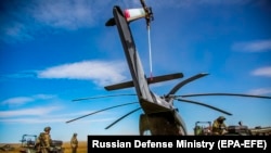 Российский вертолет Ми-26 перевозит бронеавтомобили «Тигр», военные квадроциклы и другую военную технику во время крупнейших в истории российских военных маневров «Восток-2018» на военном полигоне «Цогол»