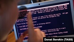 Әлем бойынша жасалған кибершабуыл кезінде компьютерге зиянды бағдарлама арқылы вирус енгені туралы хабарлама. Ресей, 27 маусым 2017 жыл (Көрнекі сурет).