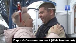 Степан Резуник і його дружина Ірина на вокзалі в Севастополі