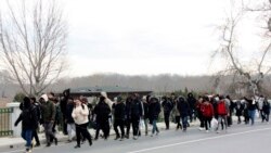 Migranti idu prema graničnom prelazu Edirne, između Turske i Grčke, 28. februara 2020. godine