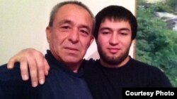 Вохиджон Ниязов (справа) с отцом Нематжоном Ниязовым. Южно-Казахстанская область, 11 ноября 2016 года.