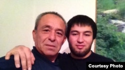 Вернувшийся из узбекской тюрьмы на родину казахстанец Вохиджон Ниязов (справа) с отцом Ниматжаном Ниязовым. Южно-Казахстанская область, 11 ноября 2016 года.