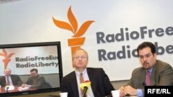 U.S./Czech Republic - (l-r) Christopher Walker, director of studies, Freedom House; Robert Orttung, senior fellow, Jefferson Institute; presentation of Freedom House findings, 24Jun2004