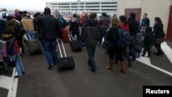  Пассажиры покидают территорию аэропорта «Завентем», Брюссель, 22 марта 2016