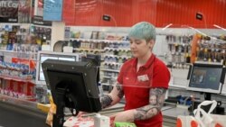 Kasirka iza pleksiglasa u prodavnici u Sydneyju