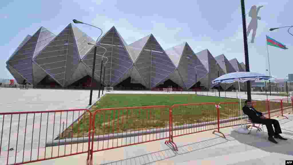 Азербайджан, как полагают, потратил сотни миллионов долларов на подготовку к &laquo;Евровидению&raquo;, в частности, на строительство концертного зала Crystal Hall. Правозащитники из Human Rights Watch заявляют, что с места, где возведен зал, насильно было выселено до 20 тысяч человек, их жилье снесено. &nbsp;