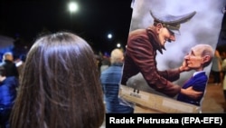 Карикатура с изображениями Адольфа Гитлера и Владимира Путина во время акции у российского посольства в Польше против вооруженной агрессии России по отношению к Украине. Варшава, 10 октября 2022 года 