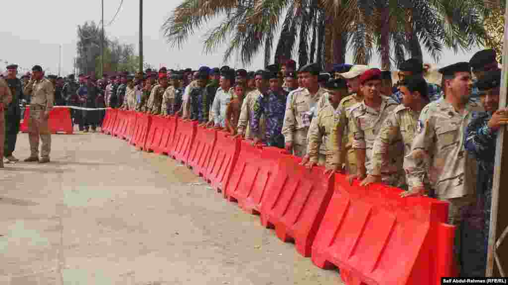 Members of Iraq's security forces wait to vote in provincial elections in Kut. (RFE/RL/ Saif Abdul-Rahman)