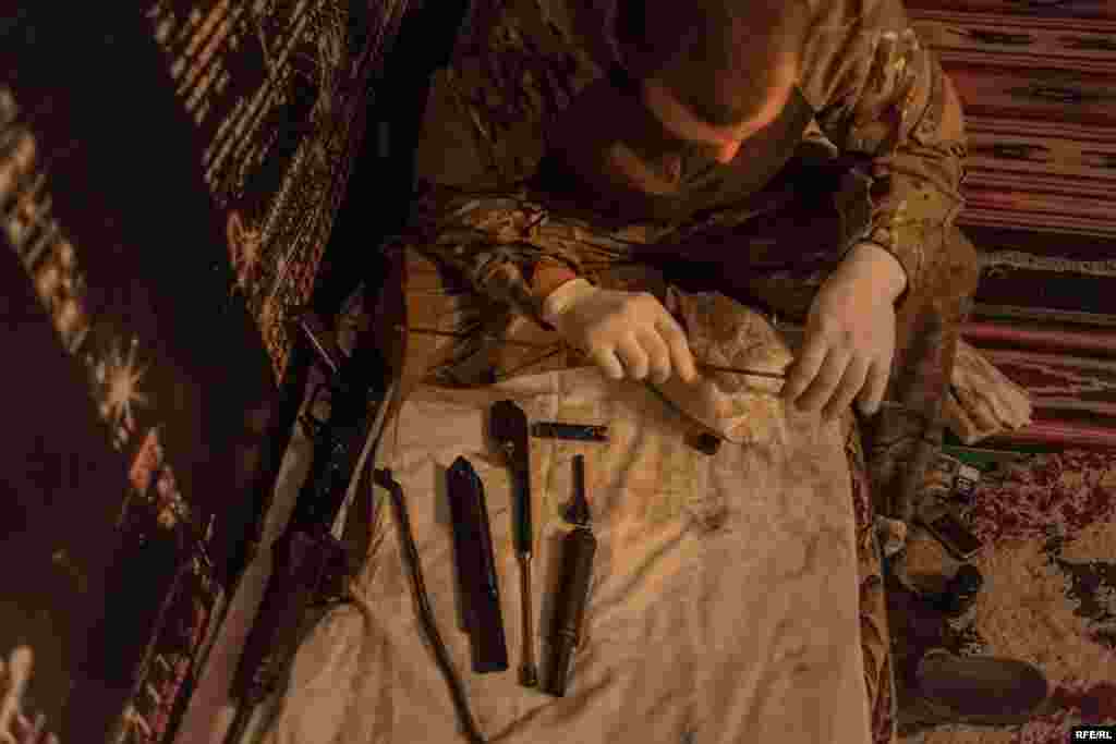 During the morning, fighting rarely occurs because OSCE monitors are observing the cease-fire. The men use the time to clean and maintain their weapons.