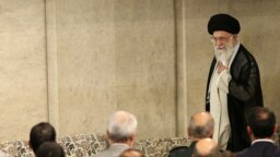 حساب توئیتر فارسی وزارت خارجه آمریکا، رهبر ایران را متهم کرده که حتی «املاک اقلیت‌های دینی را می‌بلعد» و در اختیار سپاه پاسداران قرار می‌دهد.