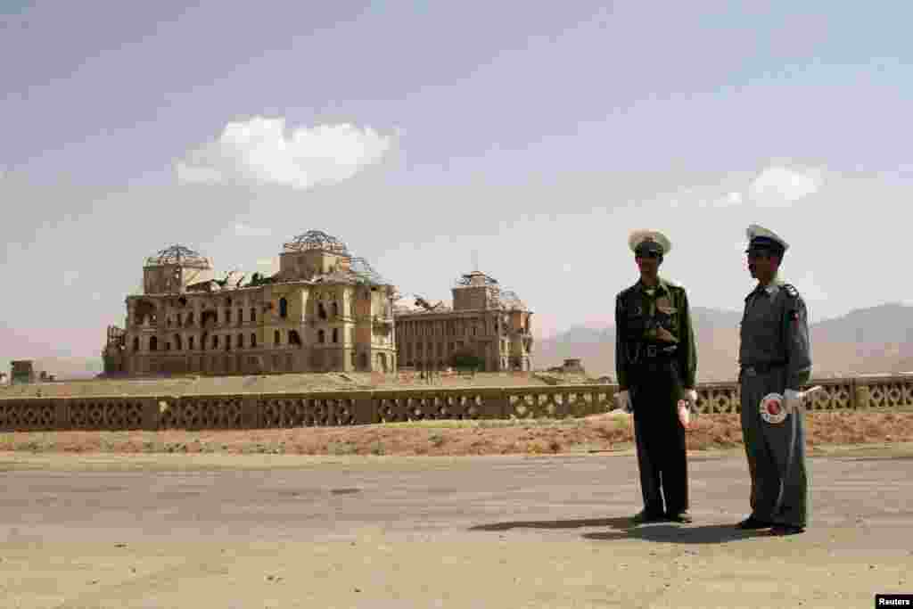 Afghan traffic police stand near Kabul&#39;s destroyed King&#39;s Palace in August 2005, one month before historic parliamentary and provincial elections created the country&#39;s first legislature based on the ballot.