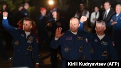 Американские астронавты Марк Ванде Хай (справа), Джозеф Акаба (слева) и российский космонавт Александр Мисуркин незадолго до отправки к Международной космической станции (МКС) с космодрома Байконур. 12 сентября 2017 года.