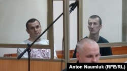 Олег Сенцов (л) і Олександр Кольченко (п) у залі суду, 21 липня 2015 року