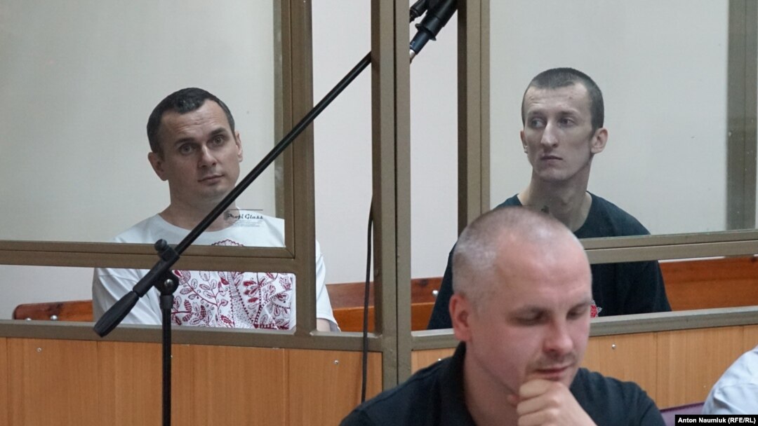Олег Сенцов и Александр Кольченко в зале суда в Ростове-на-Дону