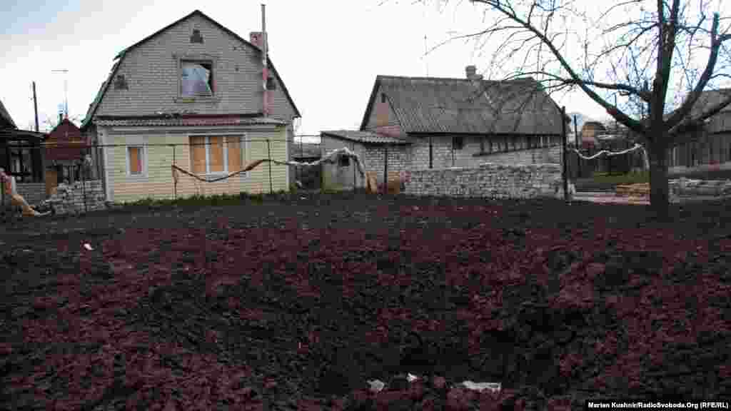 Типовий зараз для села краєвид. Яма на фотографії &ndash; наслідок потрапляння у город 152 мм снаряда від САУ (самохідна артелирійська установка), використання якої заборонено Мінськими домовленостями