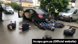 Правоохоронці проводять операцію затримання після перестрілки у Броварах на Київщині, 29 травня 2020 року