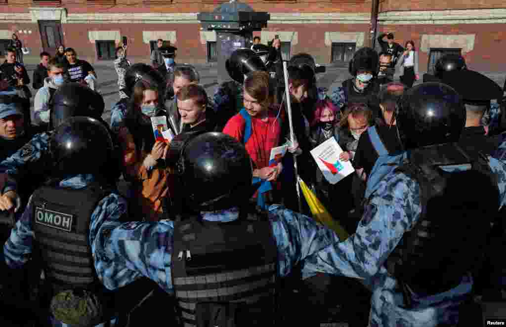 Поліцейський блокуває дорогу протестувальникам у Санкт-Петербурзі