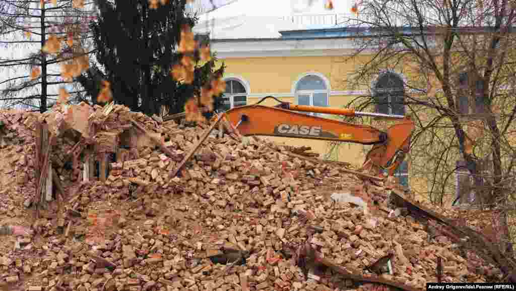 Аналогичный корпус стоял в глубине городка. В ночь с 5 на 6 марта его уничтожила строительная техника. 