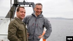 Premierul rus Dmitri Medvedev şi premierul norvegian Jens Stoltenberg în Marea Nordului, în timpul Summitului Barents, 4 iunie 2014