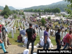 Мемориальный центр Потокари - в июле этого года здесь захоронили останки 409 боснийских мусульман, жертв резни в Сребренице