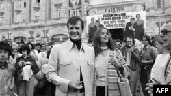 Aktori britanik, Roger Moore, dhe aktorja amerikane, Barbara Bach, më 1977.