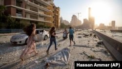 مردم در حال فرار در یکی از خیابان‌های بیروت