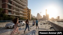 Бейруттағы жарылыстан кейін көшеде жүгіріп бара жатқан тұрғындар. 4 тамыз 2020 жыл.