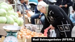 Женщина выбирает овощи на рынке. Алматы, 16 октября 2012 года.