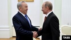 Президент Казахстана Нурсултан Назарбаев (слева) и президент России Владимир Путин. 