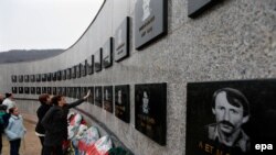U masakru koji se desio 15. januara 1999 u selu Račak nedaleko od Prištine ubijeno je 45 osoba.
