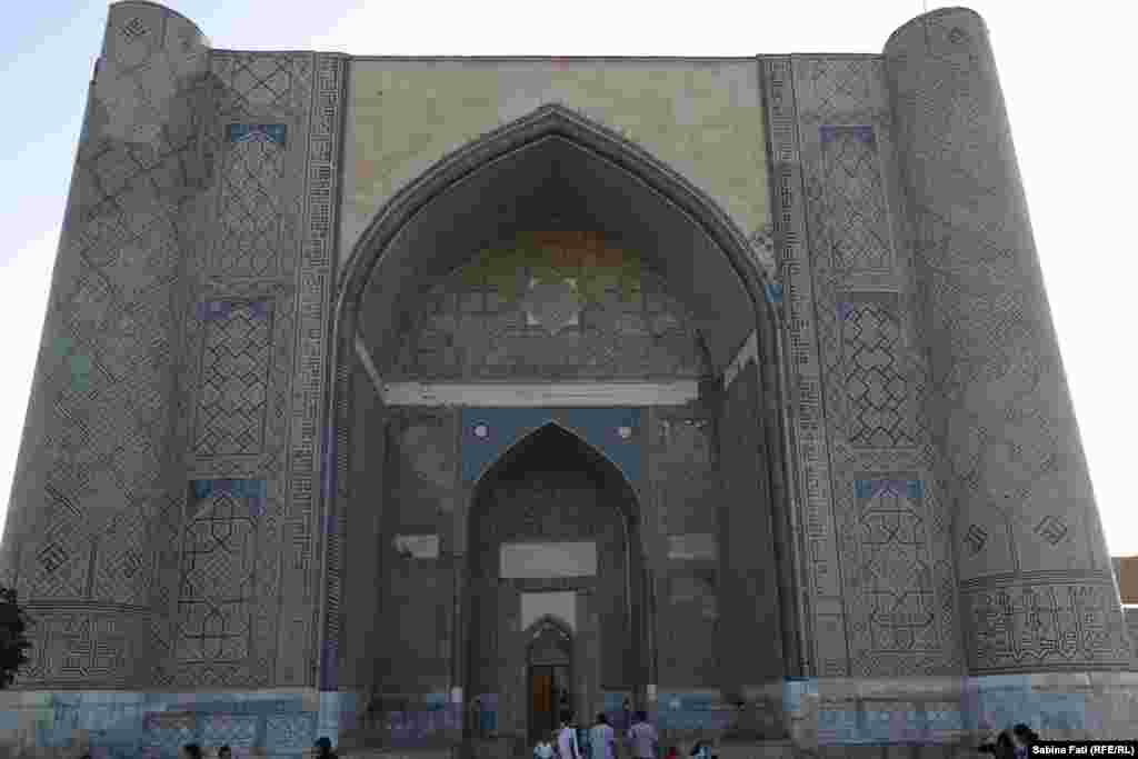 Moscheea Bibi Hanim, construită puțin înaintea morții lui Timur, refăcută în&nbsp;1970. Localnici spun că e cea mai mare moschee din lume, Samarkand Uzbekistan.