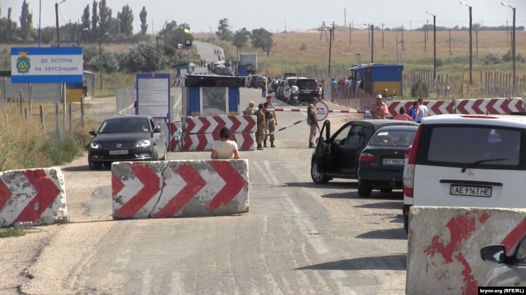 Автомобили на пункте пропуска «Каланчак» на админгранице с Крымом