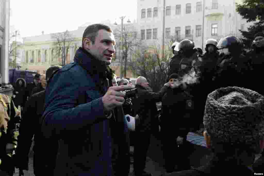 Kiyev. 20 fevral 2014 Ukrayna müxalifətinin liderlərindən biri Vitaly Klitschko parlament qarşısında daxili qoşunların əsgərləri ilə söhbət edir